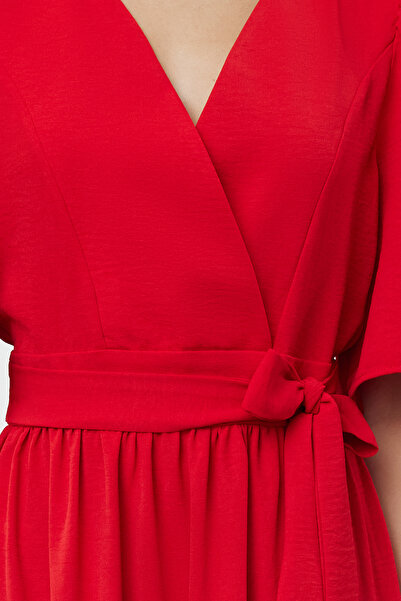 Trendyol Collection Czerwona sukienka midi – z paskiem, podwójnym kołnierzem i detalami na plecach, tkana TWOSS23EL02164