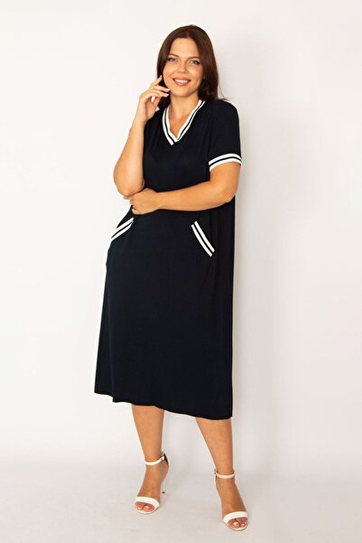 Şans Női nagy méretű sötétkék bordás, részletes V-nyakú zsebes ruha 65n34160