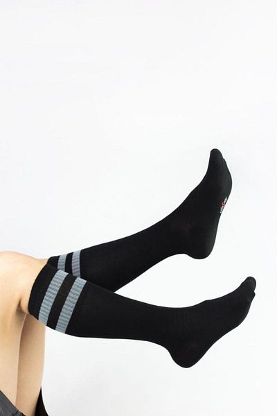 Design Socks Дамски сиви раирани памучни чорапи до коляното, черни - Чорапи с шарки