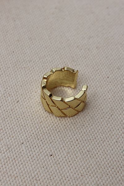 Süspüs Accessories Gold Patterned Thick Cartilage Earrings