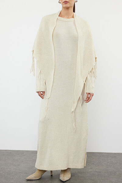 Trendyol Collection Béžové maxi úpletové šaty s měkkou texturou – podrobný šátek Twoaw25El00013