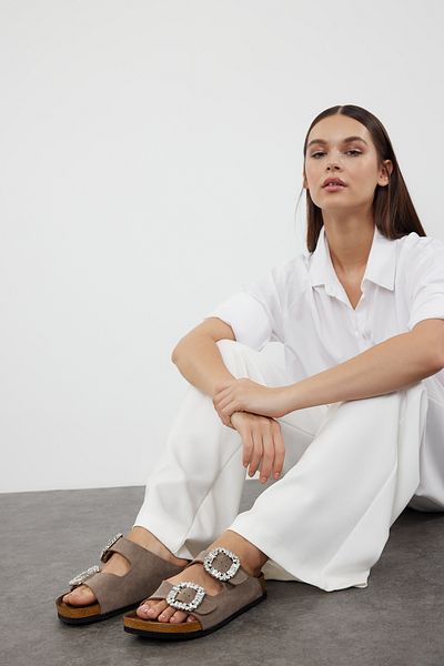 TRENDYOL SHOES Papuci de damă cu cataramă dublă detaliată cu accesoriu din piatră de nurcă TAKSS24TE00002