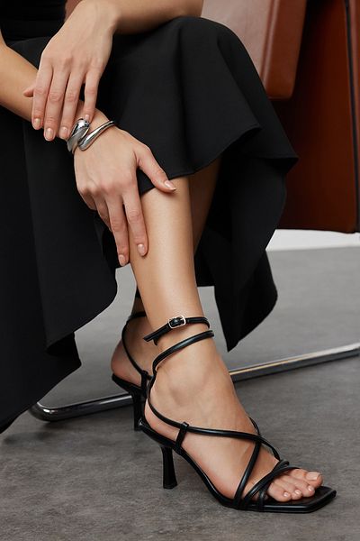 TRENDYOL SHOES Damen-Sandalen mit Absatz – Schwarz, Knöchelriemen TAKSS24TO00001