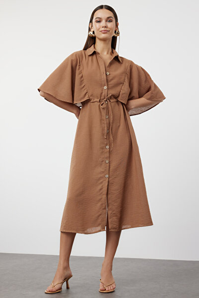 Trendyol Collection Rochie cămașă midi maro cu cravată în talie - Detaliu mân...