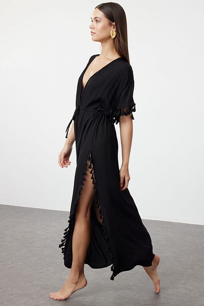 Trendyol Collection Czarna tkana sukienka plażowa maxi z frędzlami - TBESS22EL0842