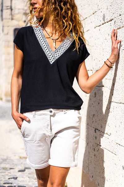 Güneşkızı Schwarze, selbststrukturierte, garnierte Freizeitbluse mit V-Ausschnitt für Damen Bst3379