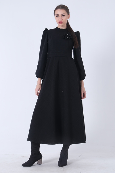 Feminist Tüvid Kumaş Çiçek Detaylı Kolları Lastikli Seyyar Kuşaklı Elbise Siy...