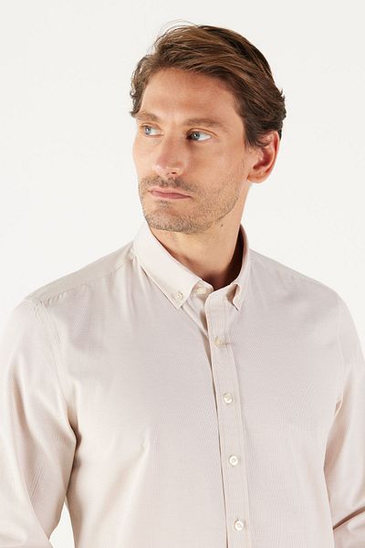 AC&Co / Altınyıldız Classics Beigefarbenes Slim-Fit-Hemd für Herren aus schmal geschnittenem Oxford-Baumwollhemd mit Knopfkragen und Gingham-Karomuster
