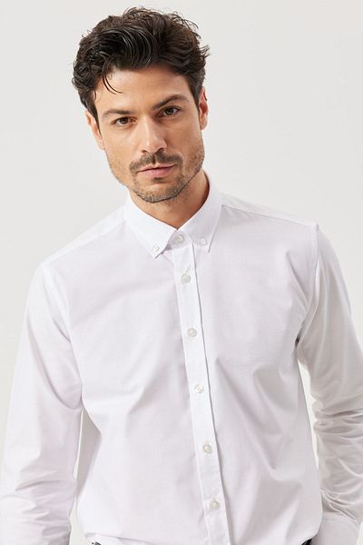 ALTINYILDIZ CLASSICS Pánská bílá košile Slim Fit s úzkým střihem a knoflíkovým límečkem se vzorem