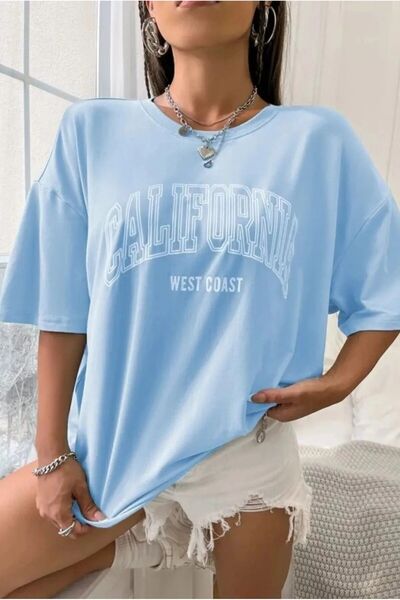 HIRSCH تي شيرت نسائي أزرق فاتح كبير الحجم برقبة دائرية مطبوع عليه كاليفورنيا ...