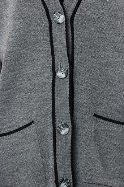 Trendyol Modest Antracitová pletenina Cardigan – kontrastní detail paspulky, TCTAW22TH0014