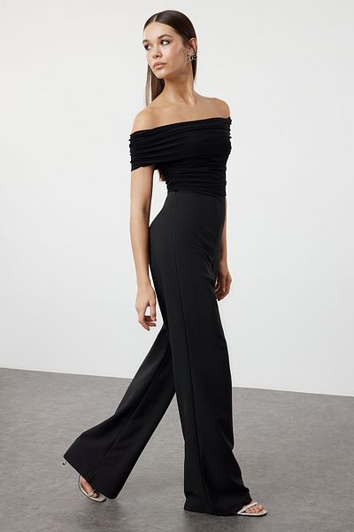 Trendyol Collection Schwarzer Strick-Jumpsuit mit Carmen-Kragen - TPRSS24TU00017