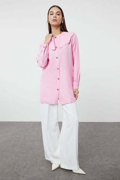 Trendyol Modest Baumwollhemd mit Babykragen - Rosa, silbernes Knopfdetail TCTAW24TG00009