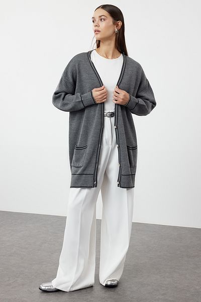 Trendyol Modest Anthrazitfarbener Oversize-Strickcardigan mit Perlmuttknöpfen und Paspelierung TCTAW24TH00036
