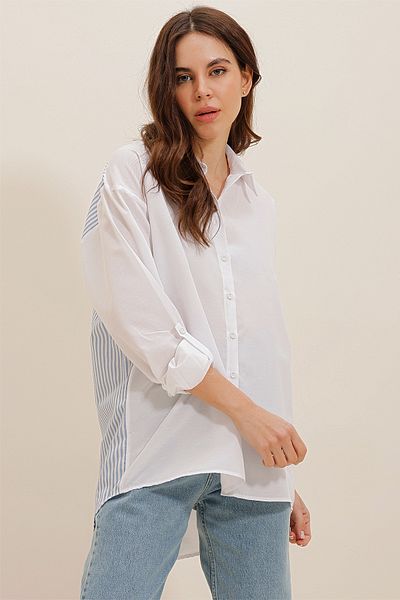Trend Alaçatı Stili Weiß-blau gestreiftes Oversize-Popeline-Damenhemd - Back Window ALC-D202388