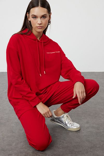 Trendyol Modest طقم بدلة رياضية بغطاء للرأس مطبوع عليها شعار أحمر - TCTAW23EN00059