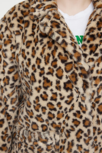 Trendyol Curve Měkký kožich na knoflíky s leopardím vzorem – hnědý, Regular Fit TBBAW25DD00003