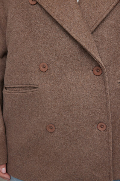 Trendyol Curve Παλτό με διπλό στήθος με κανονική εφαρμογή σε χρώμα βιζόν - TBBAW25DD00002