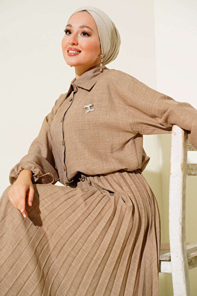 VOLT CLOTHİNG Vászon dupla öltöny – redős szoknya és női megjelenés