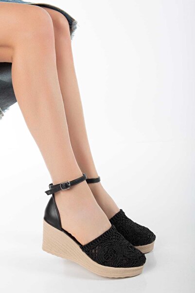 Kartezyen Bilekten tokalı hazır taban dolgu topuklu siyah ayakkabı