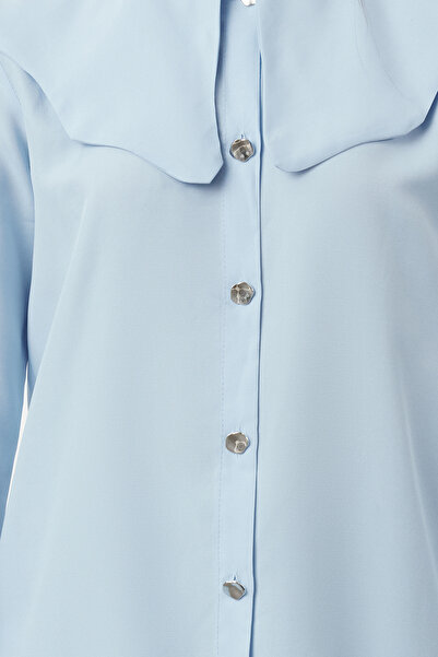 Trendyol Modest Světle modrá bavlněná košile s dětským límečkem - Detail stříbrného knoflíku TCTAW24TG00009