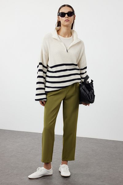 Trendyol Modest Gewebte Hose mit elastischem Bund und khakifarbenen Taschendetails - TCTSS23TP00008