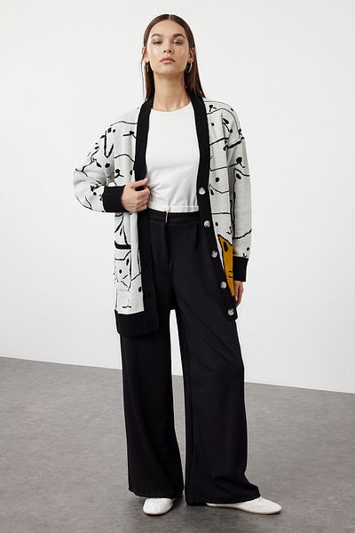 Trendyol Modest Beiger Strick-Cardigan mit Katzenmuster - TCTAW22TH0135