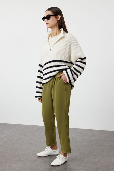 Trendyol Modest Gewebte Hose mit elastischem Bund und khakifarbenen Taschendetails - TCTSS23TP00008