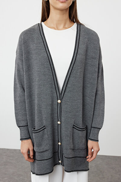 Trendyol Modest Antracitový oversize pletený svetr s perleťovými knoflíky a lemováním TCTAW24TH00036