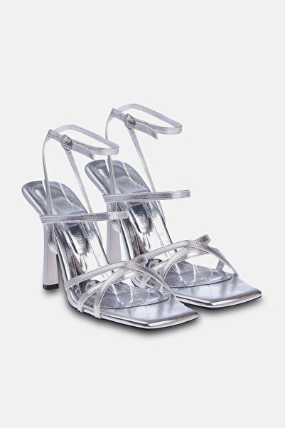 TRENDYOL SHOES Dámské sandály na podpatku s kovovým stříbrným pruhem Takss24To00003