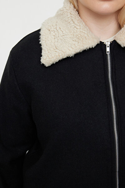 Trendyol Curve Kašmírový kabát z černé vlny s plyšovým límcem – Regular Fit TBBAW25DD00000