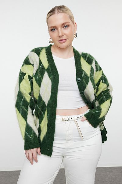 Trendyol Curve Grüne Strickjacke mit V-Ausschnitt und Rautenmuster - TBBAW25AV00004