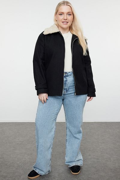 Trendyol Curve Schwarzer Mantel aus Woll-Kaschmir-Mischgewebe mit Plüschkragen – Regular Fit TBBAW25DD00000