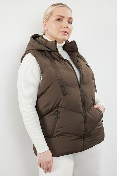 Trendyol Curve Khakifarbene Steppweste mit Kapuze für die Saison - Regular Fit TBBAW24BH00002