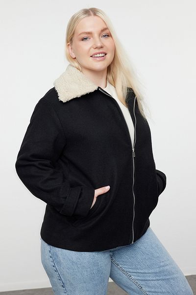 Trendyol Curve Schwarzer Mantel aus Woll-Kaschmir-Mischgewebe mit Plüschkragen – Regular Fit TBBAW25DD00000