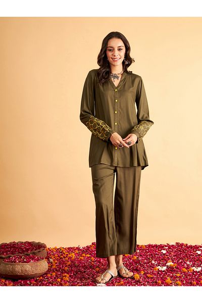 Sassafras By Styli قميص وسروال بأكمام مطرزة بالزهور