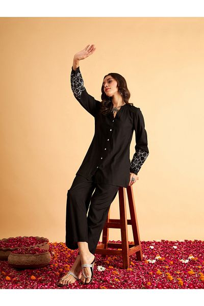 Sassafras By Styli قميص وسروال بأكمام مطرزة بالزهور