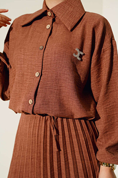 VOLT CLOTHİNG Vászon dupla öltöny – redős szoknya és női megjelenés