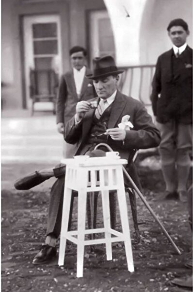 Ezeltuval Atatürk Gazi Çiftliğinde Kahvesini Yudumlarken 70x100 Cm Kanvas Tablo