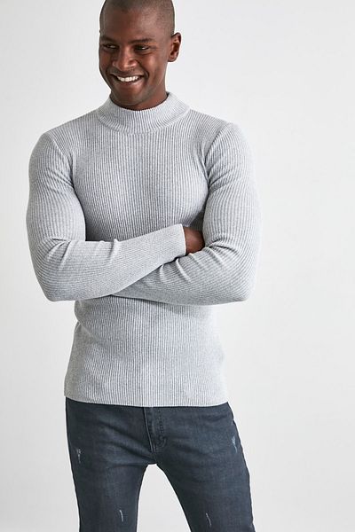 Trendyol Collection Grauer, einfarbiger Strickpullover aus Baumwolle mit halbem Rollkragen TMNAW21KZ0568