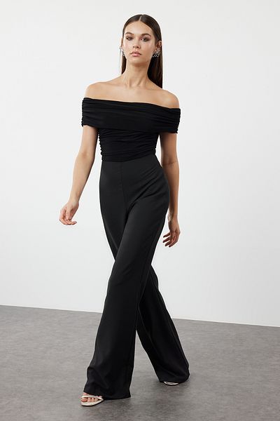 Trendyol Collection Schwarzer Strick-Jumpsuit mit Carmen-Kragen - TPRSS24TU00017