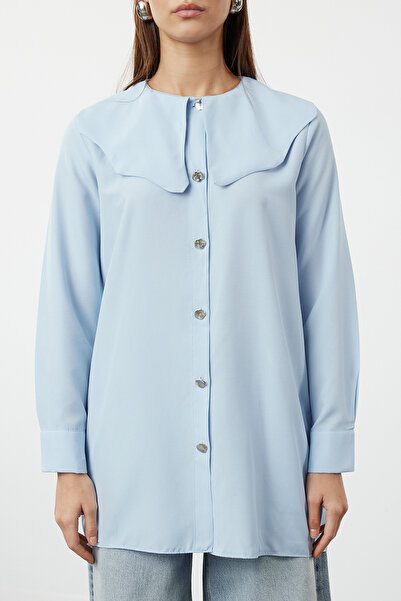 Trendyol Modest Světle modrá bavlněná košile s dětským límečkem - Detail stříbrného knoflíku TCTAW24TG00009