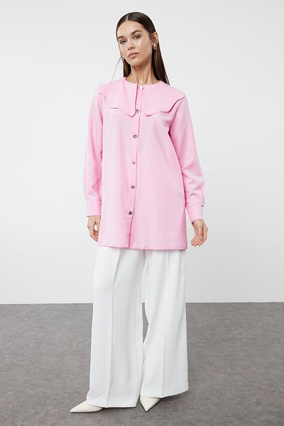 Trendyol Modest Baumwollhemd mit Babykragen - Rosa, silbernes Knopfdetail TCTAW24TG00009