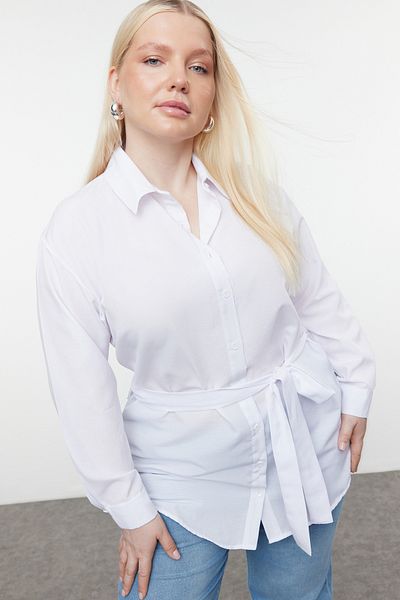 Trendyol Curve Nagy méretű fehér poplin ing - derékra kötött TBBSS24AX00033
