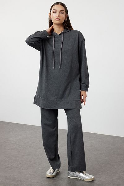 Trendyol Modest Übergroßes Trainingsanzugset aus Strick mit Kapuze in Anthrazit - TCTAW22EN0005