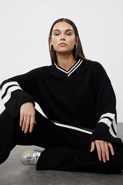 Trendyol Modest Schwarz gestreifter Strickanzug – Unterteil, Oberteil, Rock und Pullover TCTAW25US00011