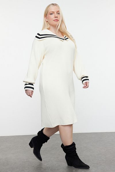 Trendyol Curve Prémium puha szövet - krémszínű Sailor galléros kötöttáru ruha TBBAW25AH00006