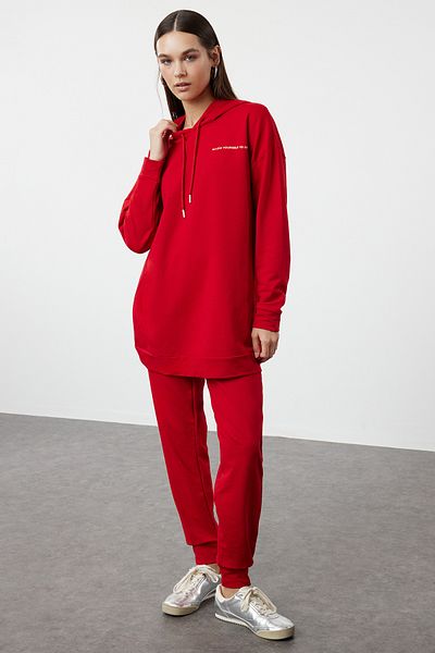 Trendyol Modest طقم بدلة رياضية بغطاء للرأس مطبوع عليها شعار أحمر - TCTAW23EN00059