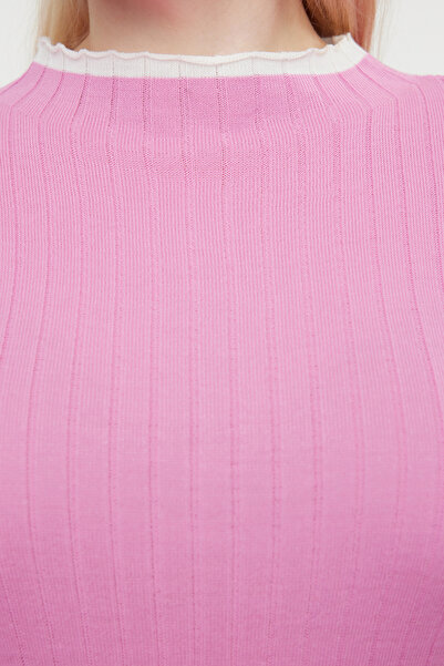 Trendyol Curve Rózsaszín bordás gallér csíkos részletes kötöttáru pulóver TBBAW24AN00029