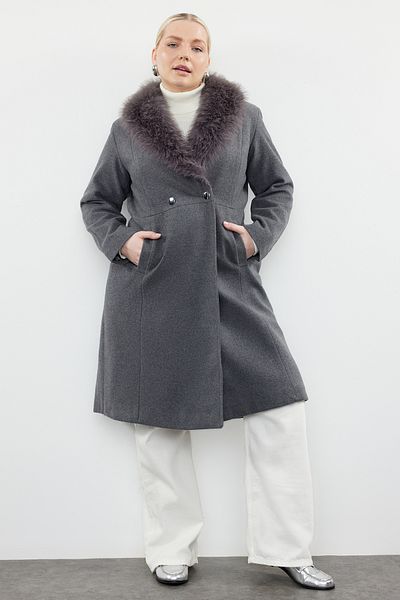 Trendyol Curve Langer Mantel in Anthrazit mit Stempelmuster, Pelzkragen und Wolldetail, Regular Fit TBBAW24DD00007